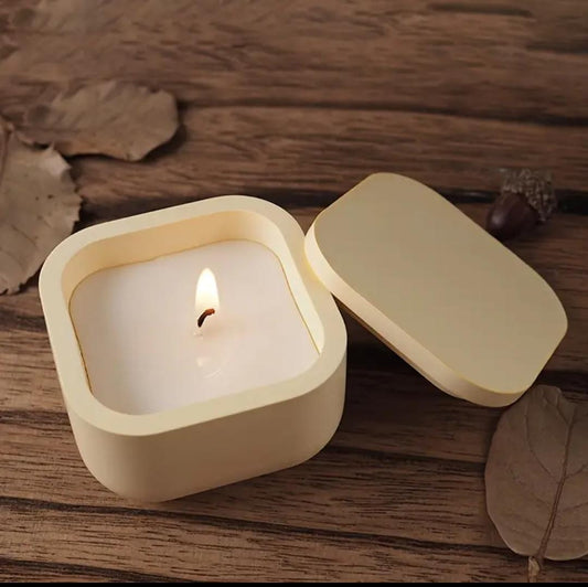 square shaped candle wirh fresh aquatic fragrance